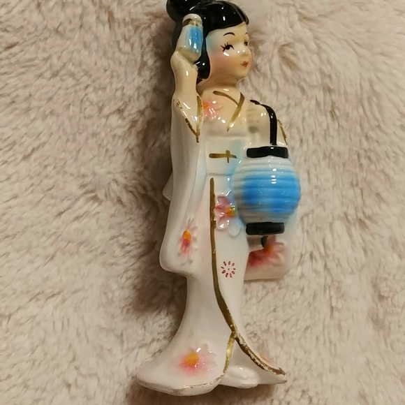 Japanese Porcelain Lady with Lantern - Picture 8 of 10